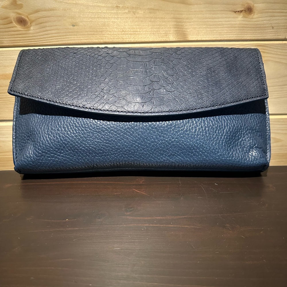 Beautiful NWOT Banana Republic navy blue clutch
